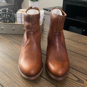 FRYE Women's Leslie Artisan Short Boot